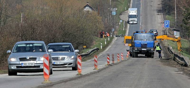 Až do 30. dubna se budou muset řidiči obrnit trpělivostí. Na silnici I/38 z Havl. Brodu na Jihlavu se opravuje vozovka před obcí Štoky. 