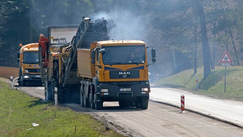 Až do 30. dubna se budou muset řidiči obrnit trpělivostí. Na silnici I/38 z Havl. Brodu na Jihlavu se opravuje vozovka před obcí Štoky. 