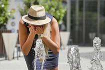 Teplé počasí láká k cestě k vodě, nebo alespoň osvěžení u fontány.