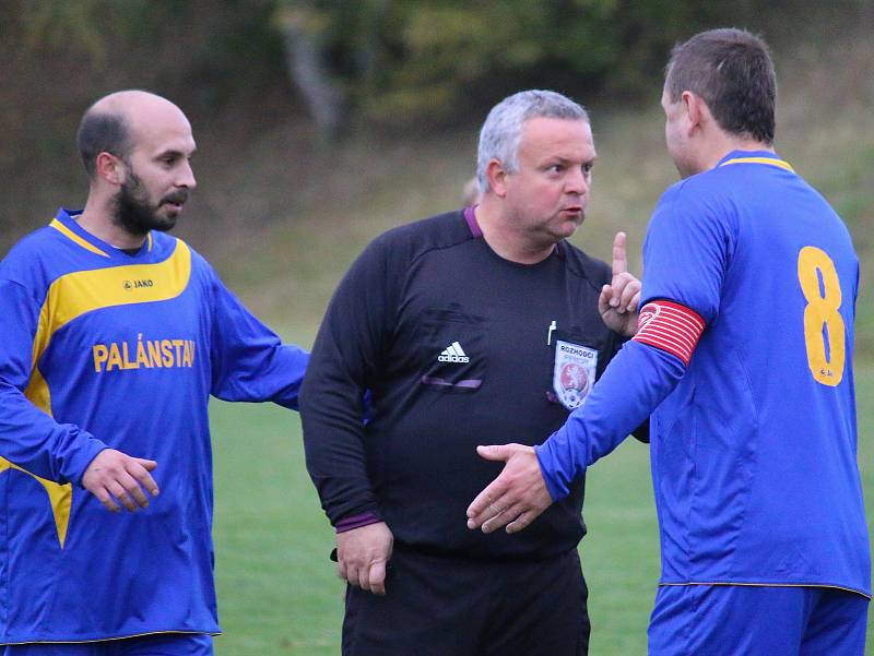 Plný počet bodů mají na svém kontě v I. B třídě fotbalisté Štoků (v modrém), kteří včera vyhrály v Lípě jasně 3:0.