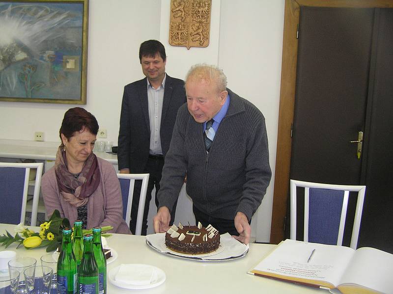 Jaromír Stojan se u příležitosti 90. narozenin nedávno dočkal slavnostního přijetí na brodské radnici.