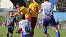 Náskok si po výhře 2:0 nad Štoky vytořili fotbalisté Světlé(v pruhovaném) a potvrdili tak lídra I. A třídy skupiny A. 