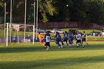 V prvním kole MOL Cupu vyhráli jihlavští fotbalisté (v modrém) jasně na hřišti Havlíčkova Brodu.