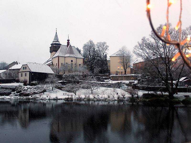 Zasněžený zámecký park ve Světlé.