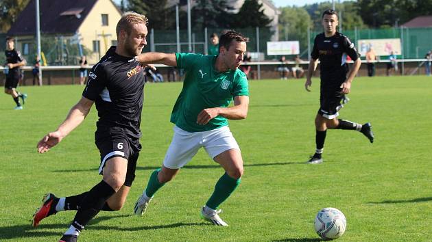 Fotbalisté Ždírce nad Doubravou (v zelených dresech) vydolovali v souboji se Speřicemi cenné tři body až díky brance ze závěru zápasu.