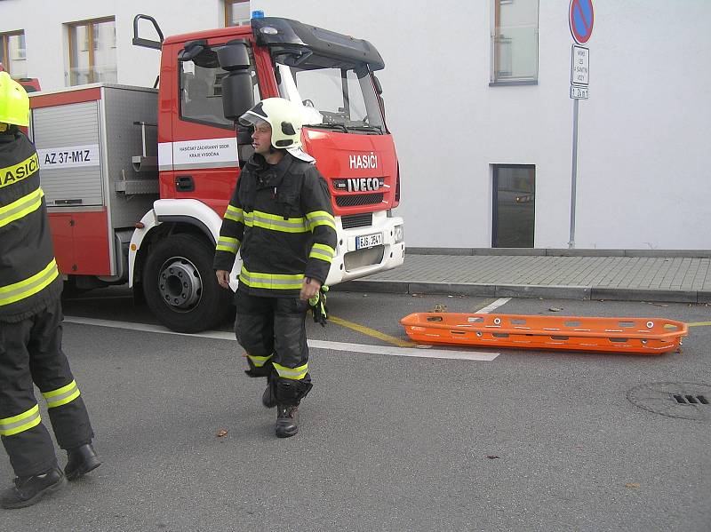 Cvičná evakuace pacientů z hořícího oddělení brodské nemocnice.