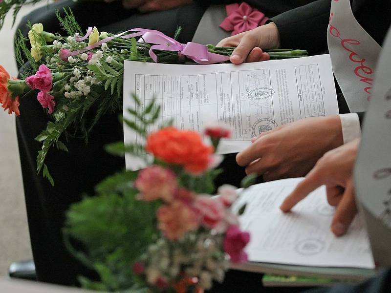 Slavnostní předání vysvědčení deváťákům lipské základní školy.