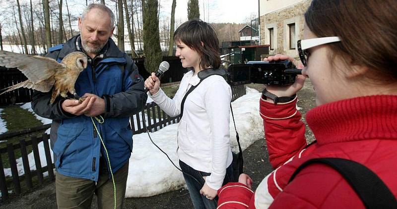 Natáčet rozhovory se zajímavými lidmi rozhodně není  práce, která se dá brát na lehkou váhu. Na každé takové interview je potřeba se důkladně připravit a také přemoci trému. Ta sice reportérkami cloumala, ale zvládly ji vskutku na profesionální úrovni. 