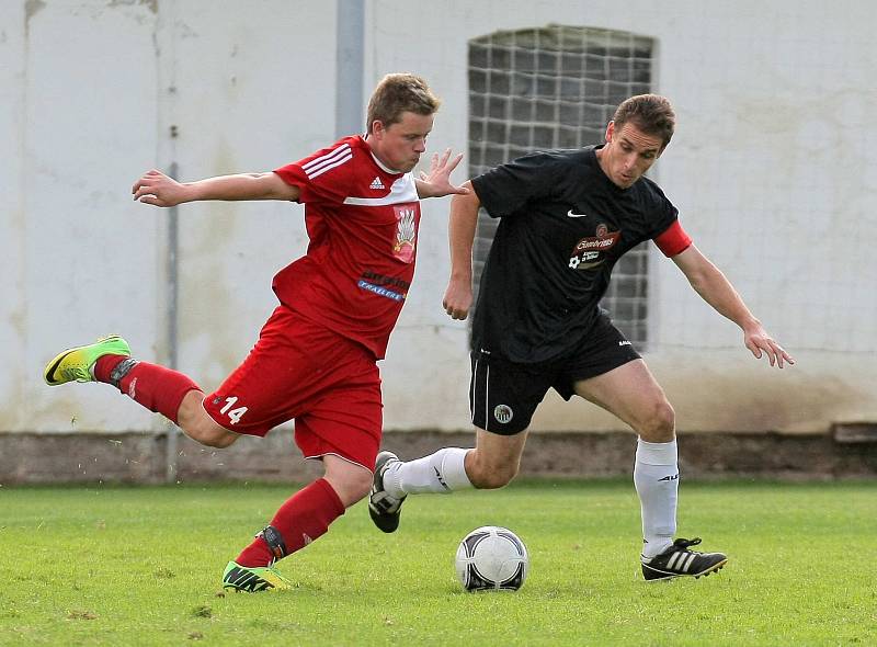 Na vzájemné duely s velkomeziříčskou rezervou nebude havlíčkobrodská juniorka (vpravo Petr Novotný) vzpomínat v dobrém. Soupeři nevstřelila ani jeden gól a nezískala ani jeden bod.