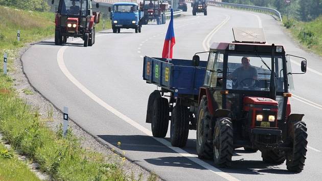 Protestní jízda zemědělců u České Bělé.