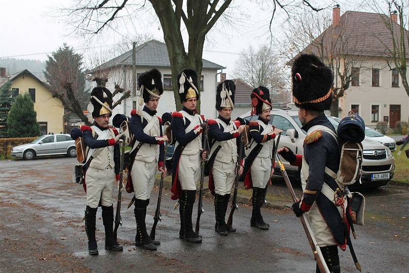 Rekonstrukce historické bitvy u Štoků se účastní minimálně stovka vojáků v dobových uniformách.