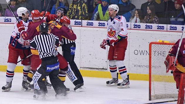 Derby se vším všudy. Důležitý souboj dvou nesmiřitelných rivalů nabídl v havlíčkobrodské Kotlině kromě sedmi branek a výborné atmosféry také několik potyček mezi hráči.