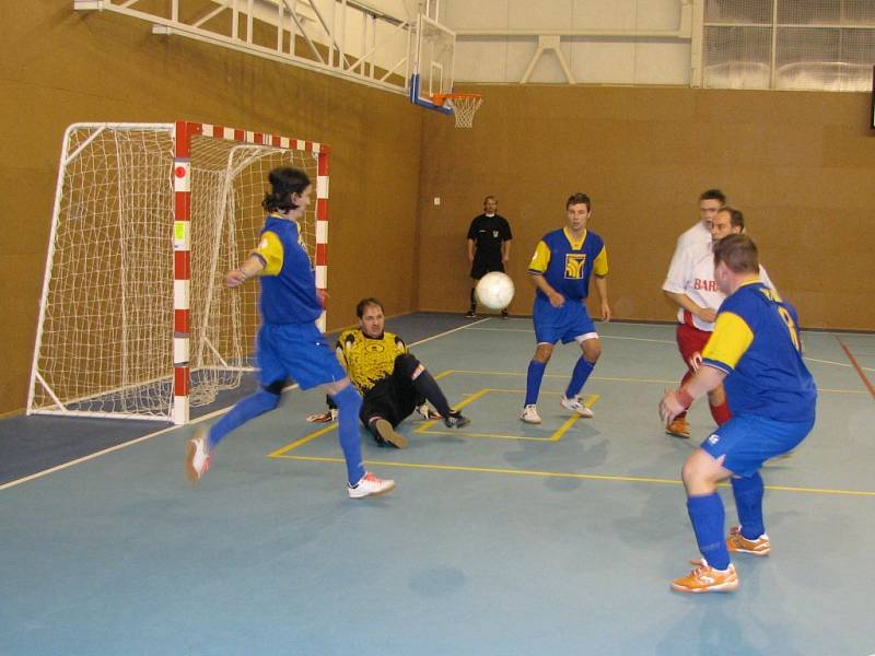 Futsalisté Pramenu (v tmavém) si odvezli ze severu Moravy plný bodový zisk. Vyhráli hlavně díky dobře zahraným standardkám.  