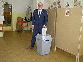 Volební komise v Základní škole kole V Sadech s velkou účastí voličů nepočítá. Mezi prvními přišel i brodský starosta a senátor Jan Tecl.