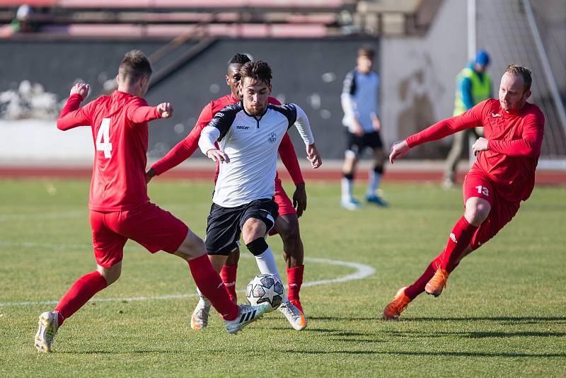 V podzimní divizní derniéře zdolali fotbalisté Havlíčkova Brodu (v černobílém) krajského rivala ze Staré Říše (v červeném) 2:0.