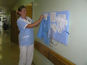 Pro pohodlí pacientů. Cološortky a kalhotky na jedno použití si mohou pacienti chirurgického oddělení diskrétně vybrat na nástěnce v chodbě a před operací o ně zdravotníky požádat.