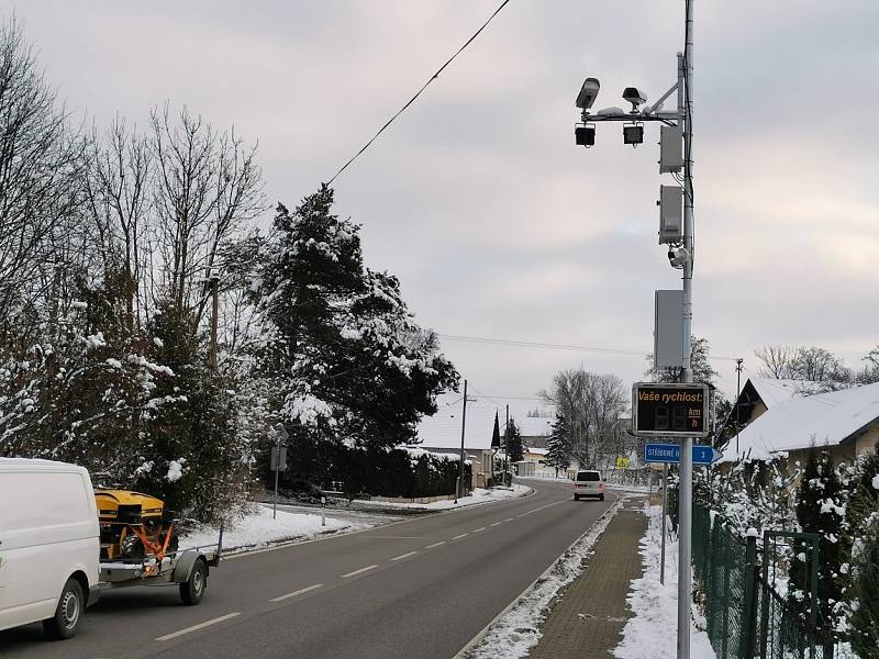 Nový silniční radar donutil řidiče v Krátké Vsi šlápnout na brzdu.