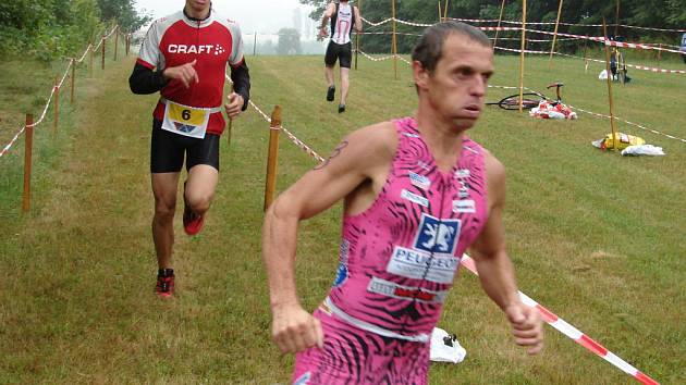 Formu potvrdil při zisku titulu triatlonista František Tichý ze Světlé nad Sázavou (v popředí), který v Jihlavě v Pávově vyhrál v kategorii nad 40 let před druhým Ivanem Kuglerem.