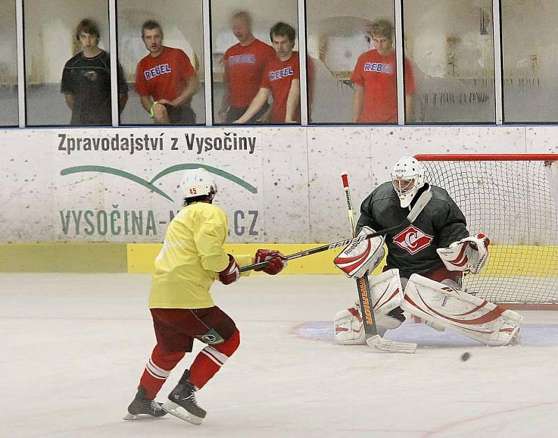 Tréninkový kemp hokejistů Spartaku Moskva v Havlíčkově Brodě odstartoval. V jeho rámci odehraje ruský celek v Kotlině tři přípravné zápasy, ve kterých se představí i český gólman Dominik Hašek.