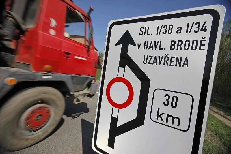 Řidiče kamionů postihla rekonstrukce křižovatky v Havlíčkově Brodě asi nejvíce. Jejich objízdné trasy kolem města jsou až 90 km dlouhé.