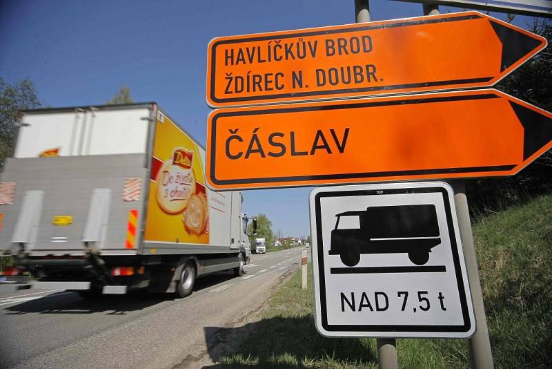 Řidiče kamionů postihla rekonstrukce křižovatky v Havlíčkově Brodě asi nejvíce. Jejich objízdné trasy kolem města jsou až 90 km dlouhé.