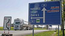 Řidiče kamionů postihla rekonstrukce křižovatky v Havlíčkově Brodě asi nejvíce. Jejich objízdné trasy kolem města jsou až 90 km dlouhé.