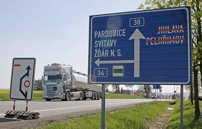 Řidiče kamionů postihla rekonstrukce křižovatky v Havlíčkově Brodě asi nejvíce. Jejich objízdné trasy kolem města jsou až 90 km dlouhé.