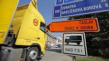 Řidiče kamionů postihla rekonstrukce křižovatky v Havlíčkově Brodě asi nejvíce. Jejich objízdné trasy kolem města jsou až 90 km dlouhé.