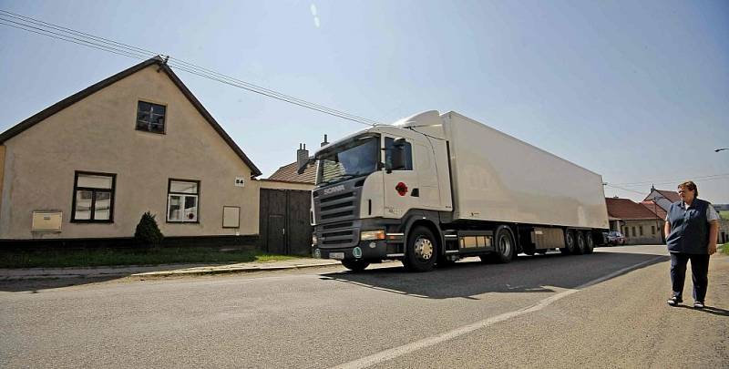 Řidiče kamionů postihla rekonstrukce křižovatky v Havlíčkově Brodě asi nejvíce. Jejich objízdné trasy kolem města jsou až 90 km dlouhé.