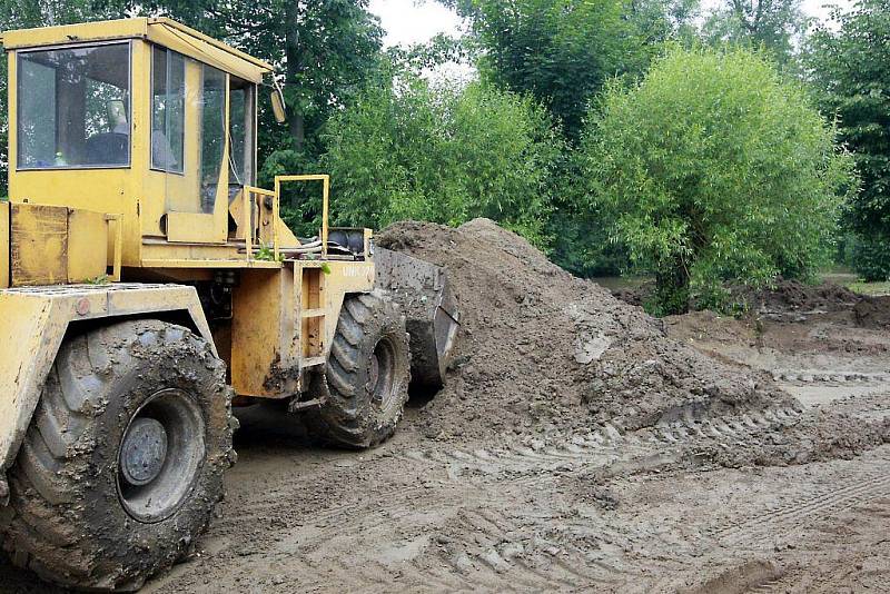 Dům Jana Dvořáka (na snímku) a Jindry Klementové zaplavila v úterý odpoledne po prudké bouřce obrovská vlna bahna.