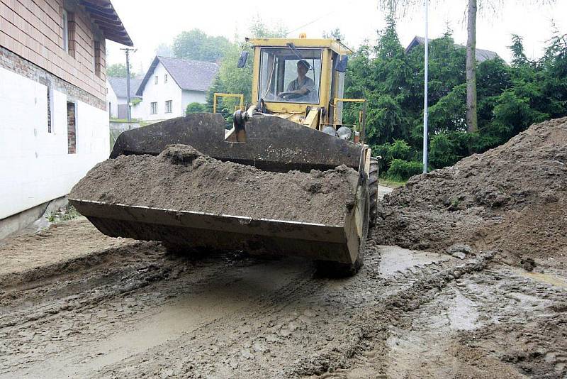 Dům Jana Dvořáka (na snímku) a Jindry Klementové zaplavila v úterý odpoledne po prudké bouřce obrovská vlna bahna.