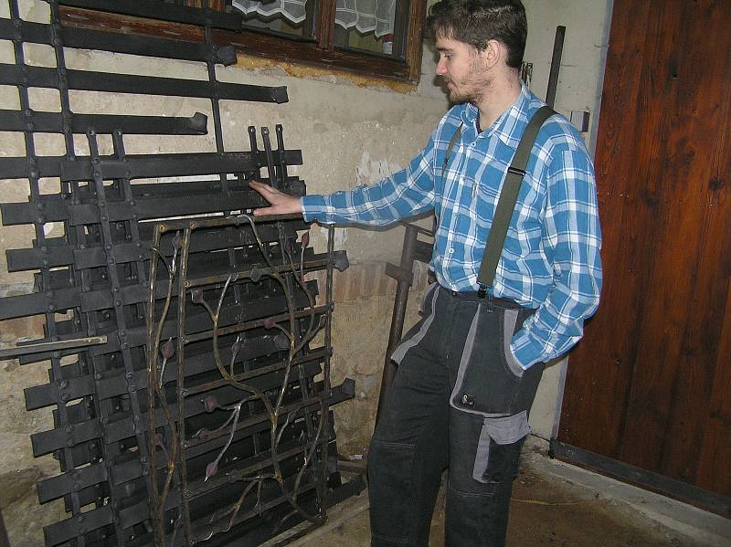 V kovářské dílně Petra Štáfla si podává ruku historie i současnost a chladné železo ožívá.