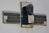 Místo, kde se Jan Zrzavý narodil, dnes připomíná pamětní deska v Okrouhlici.