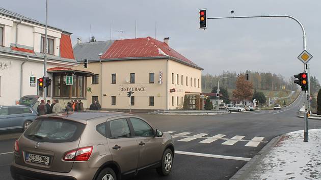 Průjezd vozidel Ždírcem hlídají od čtvrtku „chytré“ semafory. 