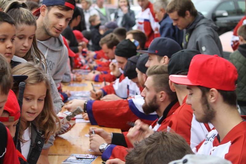 Devadesátku letos budou mít na dresu havlíčkobrodští hokejisté k 90. výročí založení klubu. Dres pokřtily legendy brodského hokeje Jan Suchý a Jiří Holík.