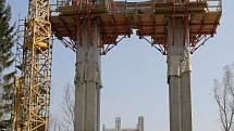 Nejvyšší  bod nového silničního mostu, který  se stane součástí obchvatu České Bělé, dosáhne výšky rovných třiadvaceti metrů.  V těchto dnech  pracovní čety montují  železné armatury jednotlivých betonových pilířů mostu. Ten překlene údolí říčky Bělé.