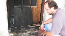 Po řádění nočního žháře zůstaly naštěstí jen ohořelé dveře. Následky však mohly být v případě požáru mnohem tragičtější. V domě reportéra Martínka spala i jeho žena a tři malé děti.