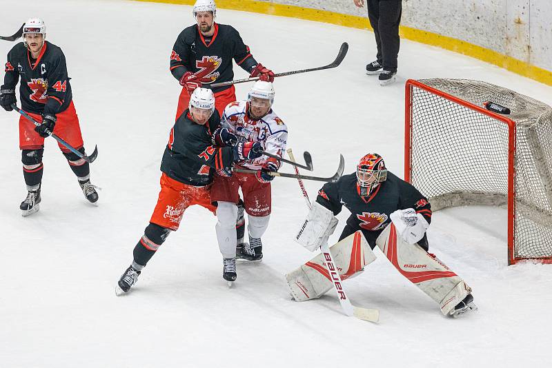 Středeční hokejové utkání mezi BK Havlíčkův Brod (v bílých dresech) a SKLH Žďár nad Sázavou bylo současně rozlučkou domácího útočníka Miroslava Třetiny.