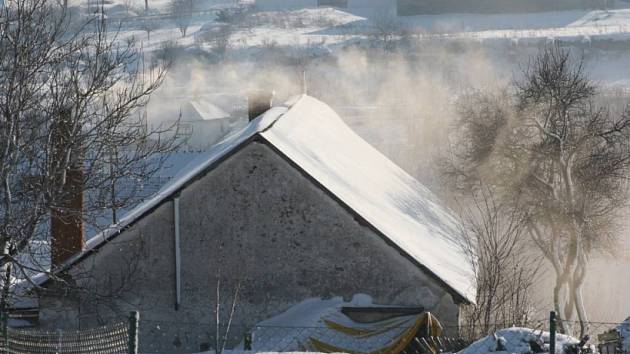 Kouř stoupá. Uhelný dým se bude zřejmě ještě dlouho vznášet nad střechami některých obcí , ba i měst. Ekologické topení, tak, jak by si ho představovali ochránci přírody, není pro všechny (ilustrační foto).