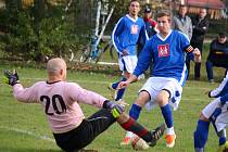 Fotbalisté přibyslavské rezervy (v modrém) nestačili na favorita soutěže, céčko Havlíčkova Brodu. Na domácí půdě mu podlehli 5:2.