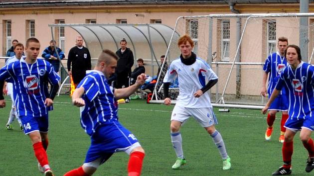 Důležité body získali starší dorostenci Slovanu (v bílém) do divizní tabulky proti Blansku (6:2).