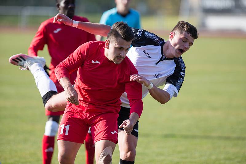 V podzimní divizní derniéře zdolali fotbalisté Havlíčkova Brodu (v černobílém) krajského rivala ze Staré Říše (v červeném) 2:0.