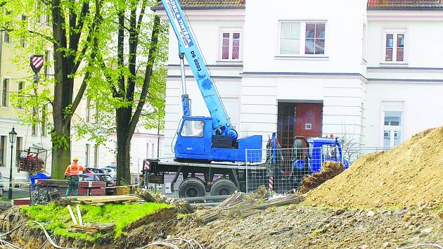 Dělníci v areálu brodské nemocnice pracují na přeložkách inženýrských sítí a v brzké době přijde na řadu demolice staré budovy plicního. 