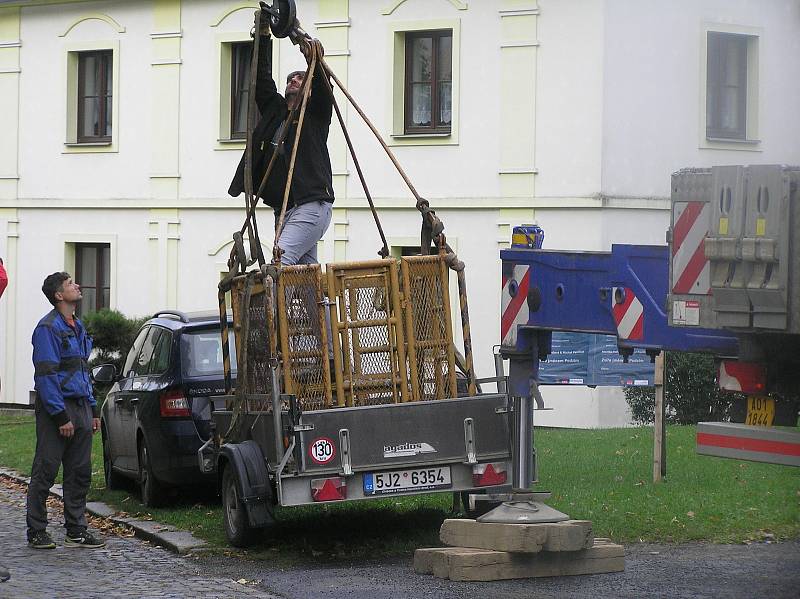 Tak vypadal návrat kříže na věž přibyslavského kostela.