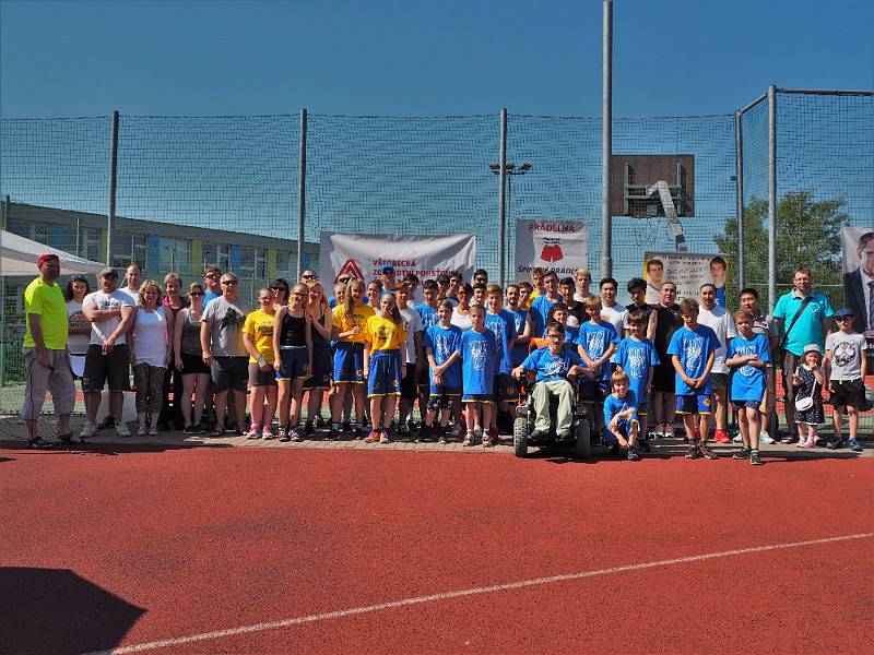 Naházej to do koše. Základní škola Wolkerova hostila benefiční basketbalový zápas. Díky němu Potravinová banka Vysočina, z.s. rozdělí 60 kg potravin. Foto: Potravinová banka Vysočina, z.s.