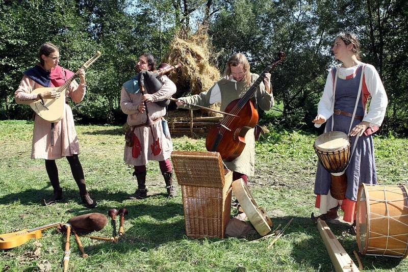 Skupina historického šermu Zoufalci z Nevdieku zahájila Mlékárenské dny v Přibyslavi.