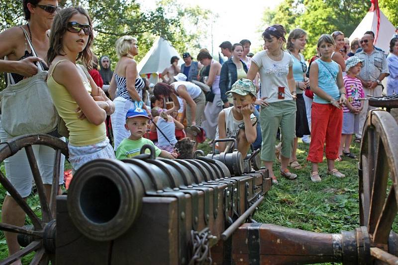 Skupina historického šermu Zoufalci z Nevdieku zahájila Mlékárenské dny v Přibyslavi.