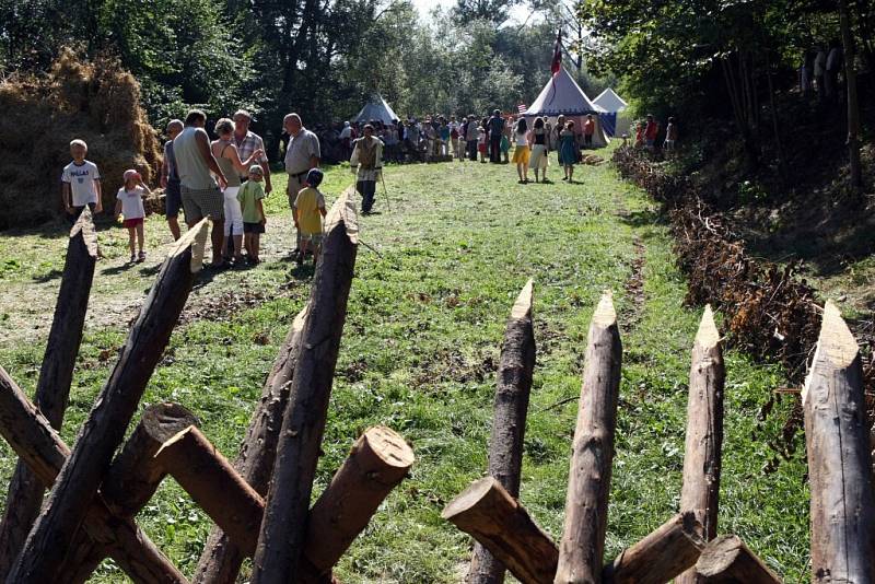 Skupina historického šermu Zoufalci z Nevdieku zahájila Mlékárenské dny v Přibyslavi.