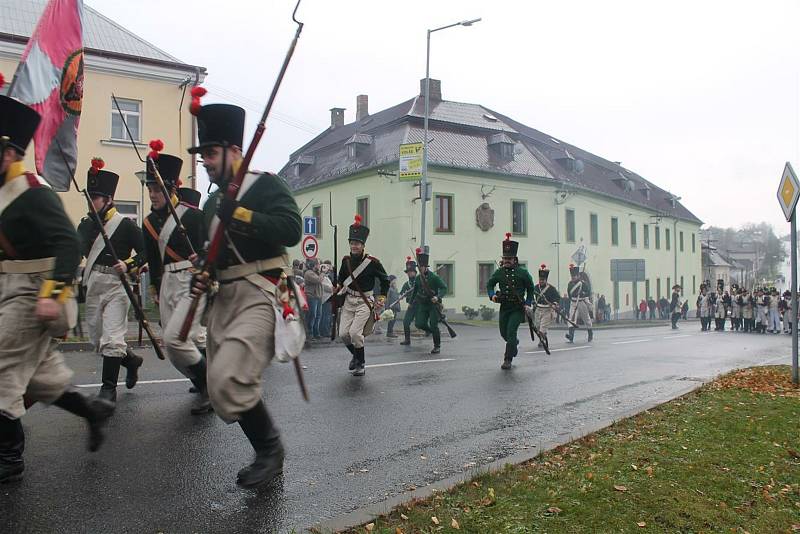 Rekonstrukce historické bitvy u Štoků se účastní minimálně stovka vojáků v dobových uniformách.