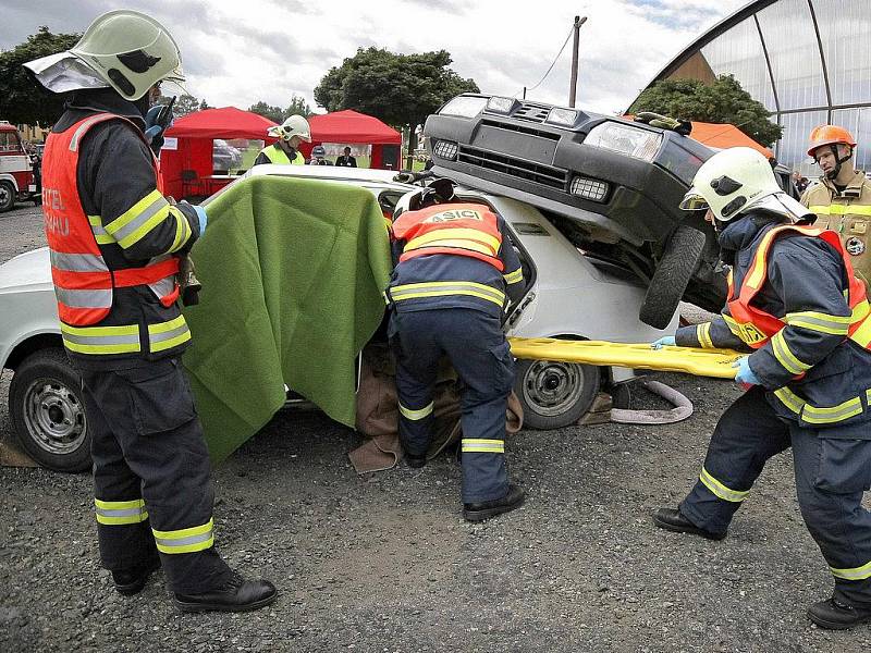 Řidič v havarovaném automobilu, na jehož střeše uvízlo další auto. I s takovým úkolem si museli poradit hasiči v  rámci krajské soutěže ve vyprošťování.  